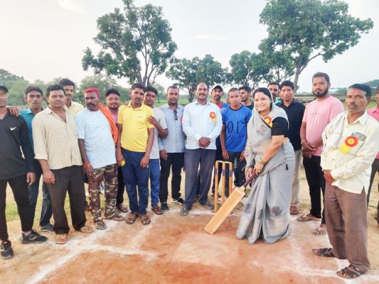 बैटिंग कर तारिणी ने किया क्रिकेट स्पर्धा शुरू