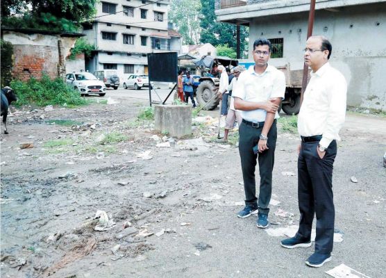 सफाई कार्य के निरीक्षण में निकले कलेक्टर 