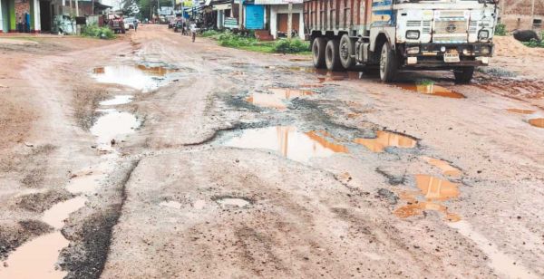 सडक़ गड्ढों में तब्दील, दुपहिया वाहनों और राहगीरों के लिए तो सडक़ों पर चलना दूभर