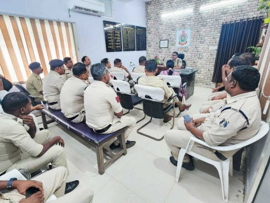 टीआई ने पुलिस कर्मियों को दिया निर्वाचन संबंधी प्रशिक्षण 