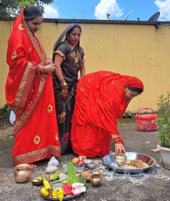 तीज पर्व: पति की दीर्घायु के लिए सुहागिनों ने रखा निर्जला व्रत