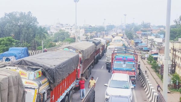 बिगड़ी ट्रक और भारी माल वाहक से फ्लाई ओवर में घंटों रहा जाम
