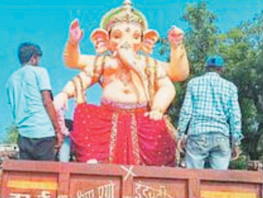 गणपति बप्पा मोरया..  के जयकारे के साथ घरों और पंडालों में पधारे गणपति