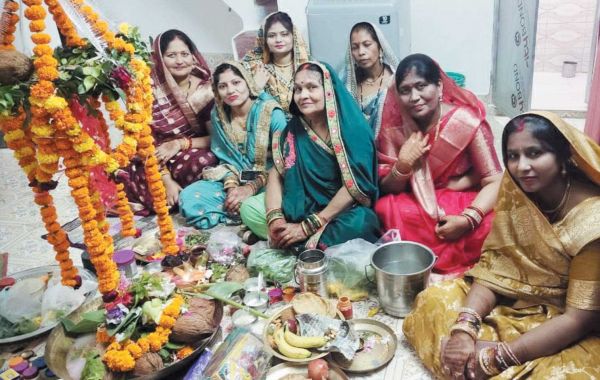 तीजहारिनों ने निर्जला व्रत रख की गौरी-शंकर की पूजा