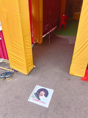 स्टालिन का अनोखा विरोध,  गणेश पंडाल के सामने सडक़ पर चिपकाए पोस्टर, जूते-चप्पल रखकर जा रहे भक्त