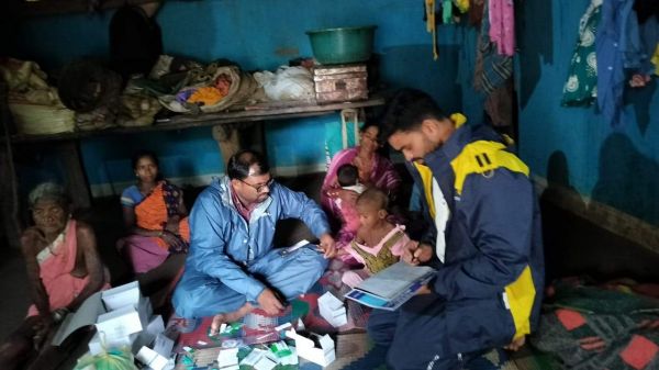 गांवों में घर -घर जाकर मलेरिया जांच