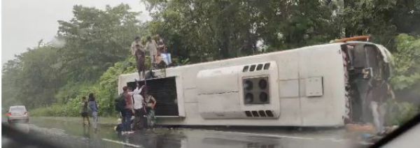 ट्रक से आगे निकलने की होड़ में बस पलटी, बाल-बाल बचे यात्री