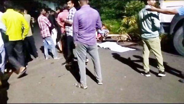 ट्रक और बाइक की भिड़ंत, पिता की मौत, बेटा गंभीर