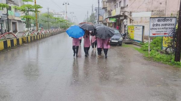 दो दिन से बारिश की झड़ी, तापमान लुढक़ा