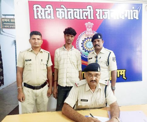 बाजार में चाकू लेकर घूमने वाला आरोपी पकड़ाया