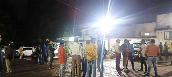 आरईएस दफ्तर के बाहर एक ठेकेदार ने दूसरे ठेकेदार पर चलाई गोली