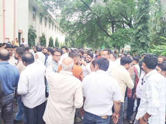 डेंगू को लेकर कलेक्टर से मिलने के लिए हुए थे एक