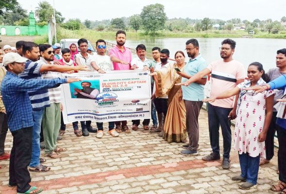 नपं अध्यक्ष समेत अफसर-जनप्रतिनिधियों ने की तालाब की सफाई