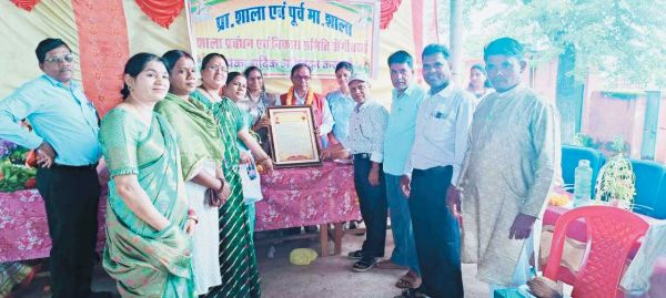 सेवानिवृत्त शिक्षक को दी विदाई