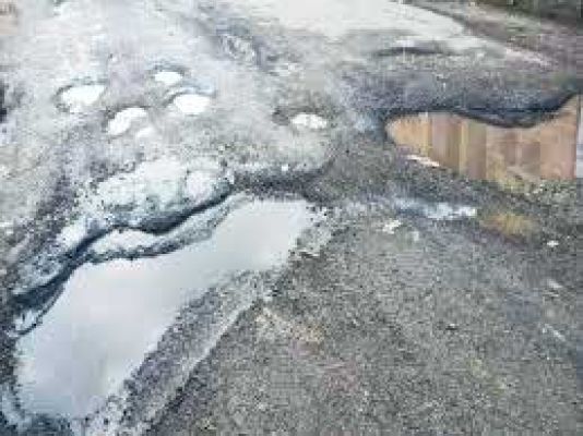 ट्रकों के आवागमन से सडक़ पर गड्ढे ही गड्ढे, आवाजाही में परेशानी