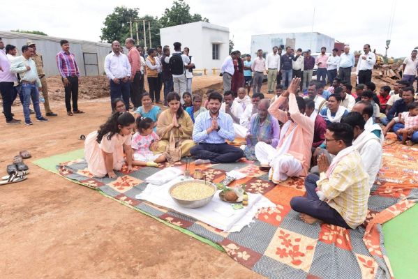 मक्का प्रोसेसिंग प्लांट में नवाखाई, सपरिवार शामिल हुए कलेक्टर