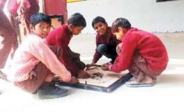 बारी-बारी से स्कूल आते हैं शिक्षक, मध्यान्ह भोजन खाकर घर जा रहे बच्चे