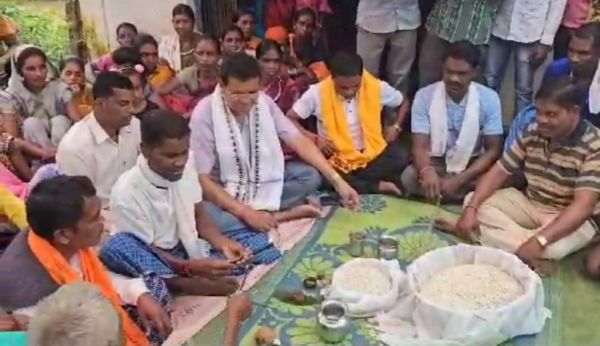 मरकाम ने पैतृक गांव टेंडमुंडा में मनाया नवाखाई 