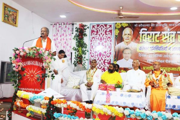  विराट संत सम्मेलन में देश भर से जुटे साधु-संत
