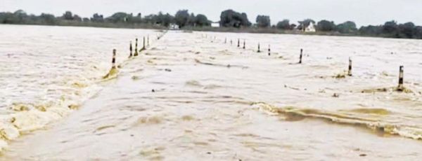 सेमरिया पुल डूबा, 10 फीट ऊपर बह रहा पानी, नांदघाट होते हुए जाना पड़ रहा