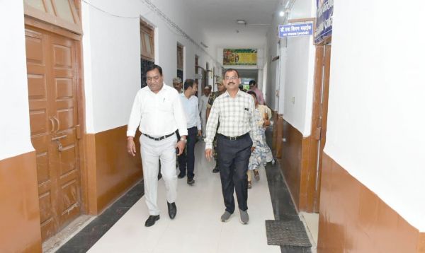 मतदान केन्द्रों का अवलोकन