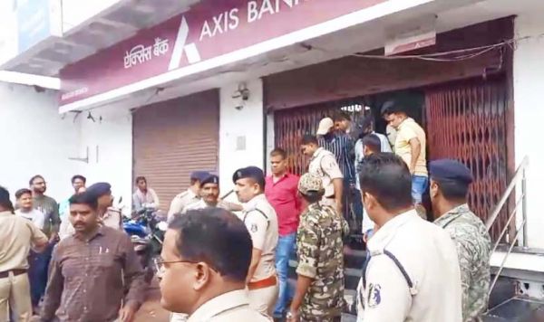 डकैती के आरोपियों को लेकर बैंक पहुंची पुलिस  