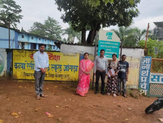 जांगला पोटाकेबिन व प्री मैट्रिक छात्रावास की व्यवस्था पर जताई नाराजगी,  अधीक्षक को फटकार