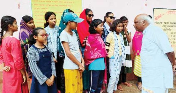 एकलव्य विद्यालय के छात्र-छात्राएं बुखार-आंखों के संक्रमण की चपेट में
