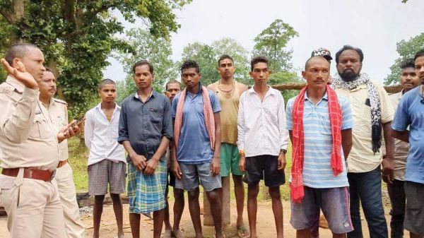  रात को सडक़ पर पहुंचे हाथी, तीन घंटे तक बंद रहा उदयपुर केदमा मार्ग