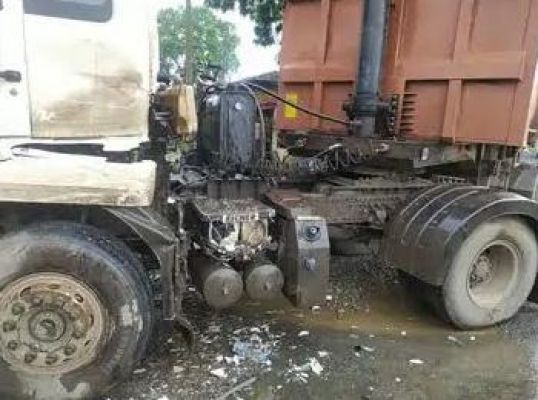 पेट्रोल पंप के पास बस-ट्रक में टक्कर