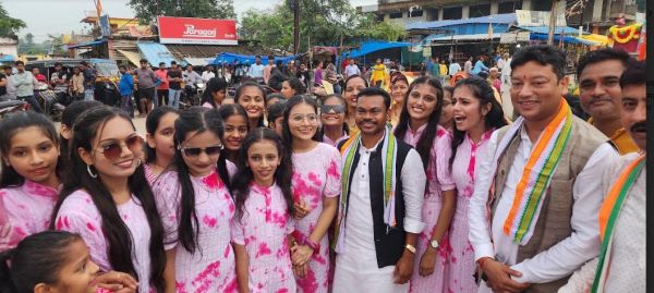 बाबा रामदेव की निकाली शोभायात्रा