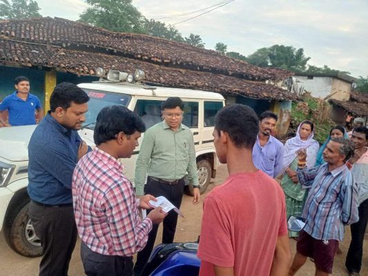 कलेक्टर ने भांसुला  और केसरीटोला का  किया निरीक्षण