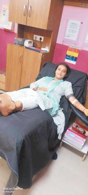 डेंगू की रोकथाम के लिए आगे आया महाराज दल, डॉ. सृष्टि ने किया रक्तदान
