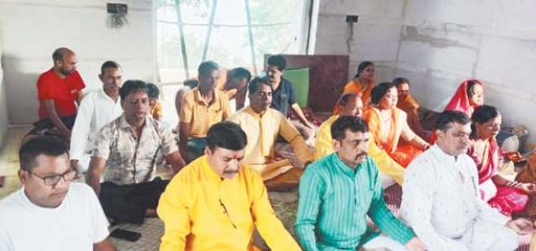 सिद्ध बाबा की सैकड़ों फीट की ऊंचाई पर पतंजलि ने किया योग