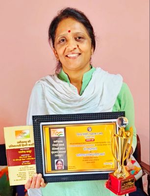 मधु को छत्तीसगढ़ डायमंड पोयट्री अवार्ड