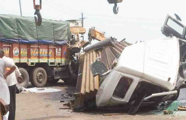 ट्रक व ट्रेलर में भिड़ंत, एक की मौत, 3 घायल