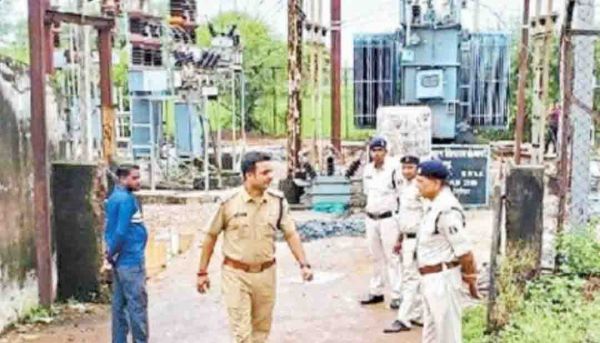 लोहे का पोल 33/11 केवी के सर्किट ब्रेकर पर गिरा, एक की मौत, दूसरा घायल 