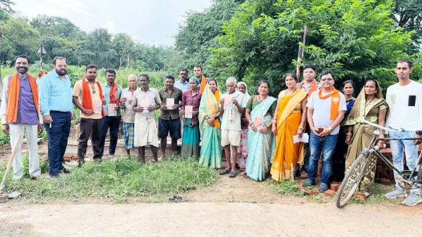 बरसते पानी में भाजपा विधायक प्रत्याशी ने किया जनसम्पर्क