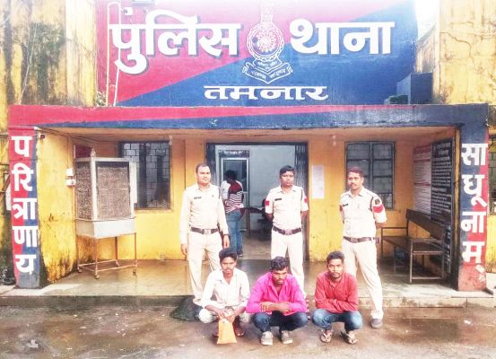 धारदार कत्ता से दहशत फैलाने की कोशिश, 3 गिरफ्तार