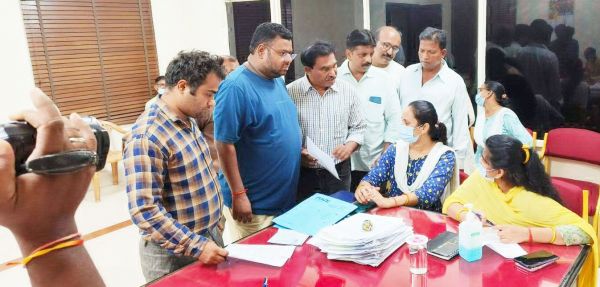 बंद ब्लड सेप्रेटर मशीन को जल्द चालू करने की मांग, डीन को सौंपा ज्ञापन