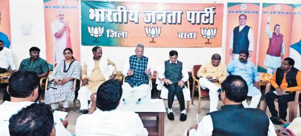 मोदी की आमसभा 3 को बस्तर में, माथुर व मांडविया ने ली संभाग स्तरीय बैठक