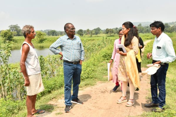 कलेक्टर ने  गिरदावरी कार्यों का लिया जायजा