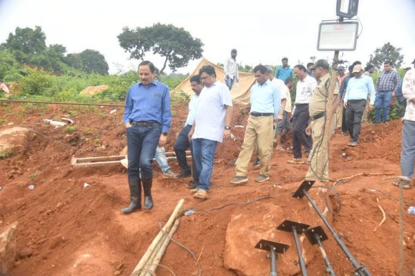 तीसरे दिन भी रेल सेवा ठप, बारिश की वजह से मिट्टी हटाने में हो रही देरी
