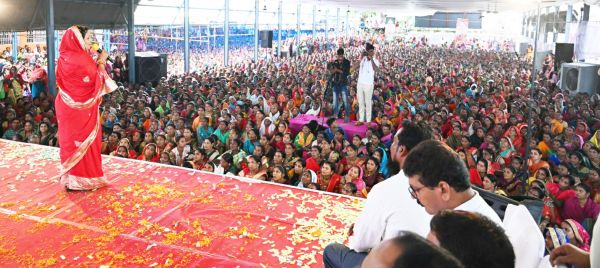 तीज महोत्सव में उमड़ी हजारों महिलाओं की भीड़