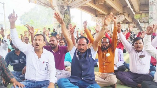 सहकारी समिति के कर्मियों ने वेतन बढ़ाने की मांग पर दिया धरना