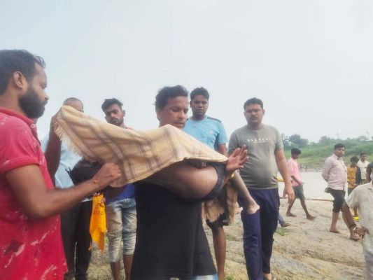 विसर्जन के दौरान नदी में बहे बालक की मिली लाश 