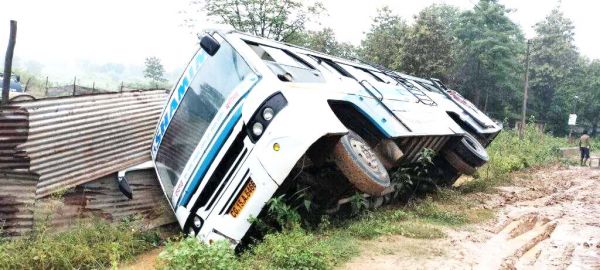 सडक़ किनारे बस पलटी, बाल-बाल बचे यात्री