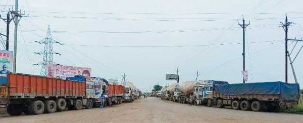 बाईपास चौराहे पर बेतरतीब खड़े हो रहे हैं भारी वाहन, हादसे की आशंका