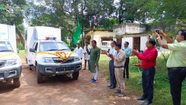 संसदीय सचिव ने चलित पशु चिकित्सा वाहन को हरी झंडी दिखा किया रवाना