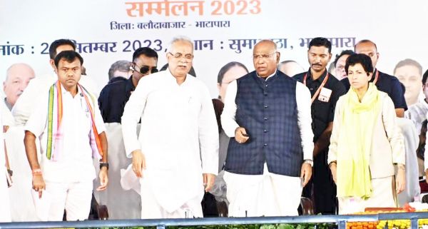 कृषक सह श्रमिक सम्मेलन: खडग़े -बघेल के हाथों न्याय व श्रमिक योजनाओं की राशि का वितरण